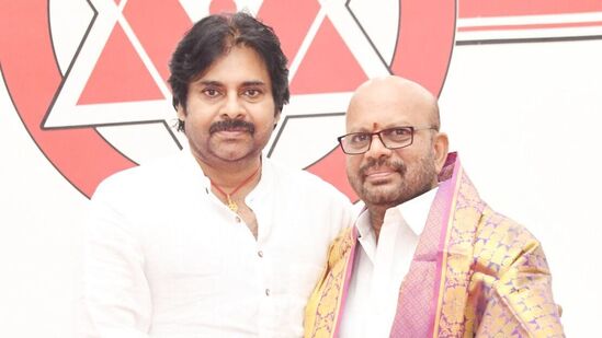 త్వరలో తన ప్రచారం పిఠాపురం నుంచే ప్రారంభిస్తున్నట్లు పవన్ కల్యాణ్ చెప్పారు. తొలుత పురుహూతికదేవి ఆలయంలో పూజలు చేసి, శ్రీ దత్త పీఠాన్ని దర్శించుకొంటానని తెలిపారు. టీడీపీ ఇన్ ఛార్జ్ వర్మ ఇంటికి వెళ్లిన తరవాత పిఠాపురం నియోజకవర్గం టీడీపీ నాయకులతోనూ సమావేశమవుతానన్నారు.&nbsp;