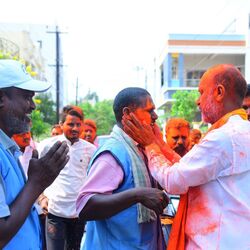 <p>బండి సంజయ్ బైక్ పై నగరంలో గల్లీ గల్లీ తిరుగుతూ కన్పించిన వారందరికీ రంగులు పూసి హోలీ వేడుకలు జరుపుకున్నారు. దారిలో కన్పించిన పారిశుద్ధ్య కార్మికుల వద్దకు వెళ్లి రంగులు పూసి ఆప్యాయంగా పలకరిస్తూ హోలీ శుభాకాంక్షలు తెలిపారు.&nbsp;</p>