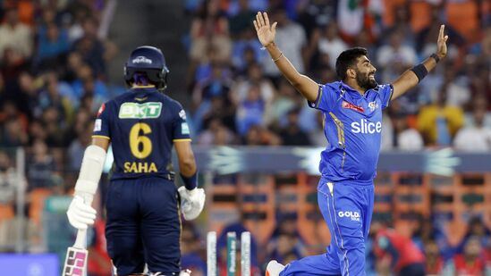 Hardik Pandya: ఈ మ్యాచ్ లో టాస్ గెలిచిన ముంబై ఇండియన్స్ ఫీల్డింగ్ ఎంచుకుంది. హార్దిక్ పాండ్యానే తొలి ఓవర్ వేయడం విశేషం. బుమ్రాకు ఇస్తారని అందరూ అనుకుంటే.. పాండ్యా మాత్రం ఆశ్చర్యకర నిర్ణయం తీసుకున్నాడు. అయితే చివరికి బుమ్రా వస్తేగానీ గుజరాత్ టైటన్స్ తొలి వికెట్ పడలేదు. సాహాను తన యార్కర్ తో బుమ్రా బోల్తా కొట్టించాడు.