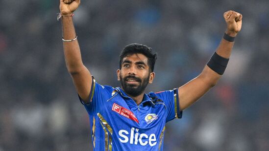 Hardik Pandya: ముంబై ఇండియన్స్ తరఫున బుమ్రా రాణించాడు. అతడు 4 ఓవర్లలో కేవలం 14 పరుగులు ఇచ్చి 3 వికెట్లు తీయడం విశేషం.