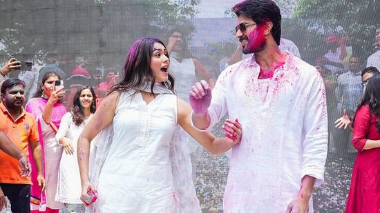 <p>ఫ్యామిలీ స్టార్ సినిమా ప్రమోషన్లలో భాగంగా మూవీ టీమ్ నేడు (మార్చి 25)హైదరాబాద్‍లో ప్రజలతో కలిసి హోలీ వేడుకలు జరుపుకుంది. &nbsp;హీరో విజయ్ దేవరకొండ, హీరోయిన్ మృణాల్ ఠాకూర్, నిర్మాత దిల్‍రాజుతో పాటు మరికొందరు ఈ వేడుకలకు హాజరయ్యారు. &nbsp;</p>