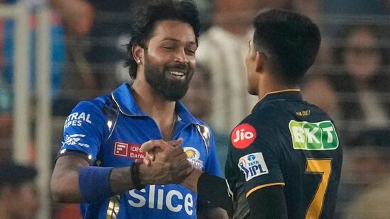 Hardik Pandya: గుజరాత్ టైటన్స్ కెప్టెన్ గా ఊహించని విజయాలు అందుకున్న హార్దిక్ పాండ్యాకు.. ముంబై ఇండియన్స్ కెప్టెన్ గా మాత్రం తొలి మ్యాచ్ లోనే చేదు అనుభవం ఎదురైంది. అదే టైటన్స్ చేతుల్లో 6 పరుగుల తేడాతో ముంబై ఓడిపోయింది. ఈ మ్యాచ్ లో గుజరాత్ టైటన్స్ 168 రన్స్ చేయగా.. ముంబై 162 రన్స్ మాత్రమే చేయగలిగింది.