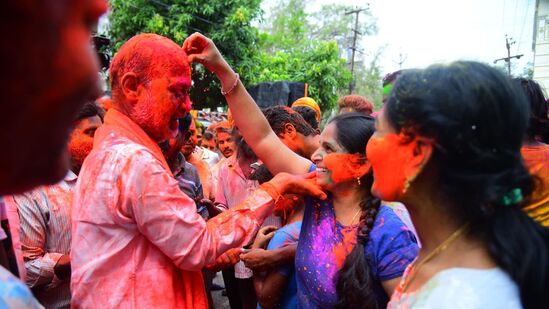 హిందూ ధర్మంలో ప్రతి పండుగకు ఒక పరమార్థం ఉంటుందన్నారు ఎంపీ బండి సంజయ్. రంగు రంగులతో జరుపుకునే హోలీ పండుగ పిల్లలు, పెద్దలు సహా ప్రతి ఒక్కరి జీవితం సుఖ సంతోషాలతో రంగులమయం కావాలని, కొత్త ఆనందాలు తీసుకురావాలని ఆకాంక్షించారు బండి సంజయ్. (HT Correspondent Karimnagar)