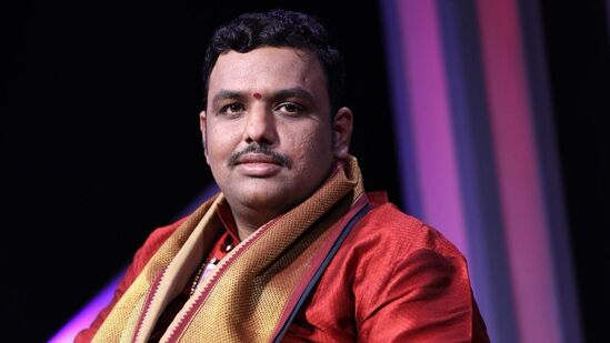 బ్రహ్మశ్రీ చిలకమర్తి ప్రభాకర చక్రవర్తి శర్మ, మొబైల్‌ : 9494981000
