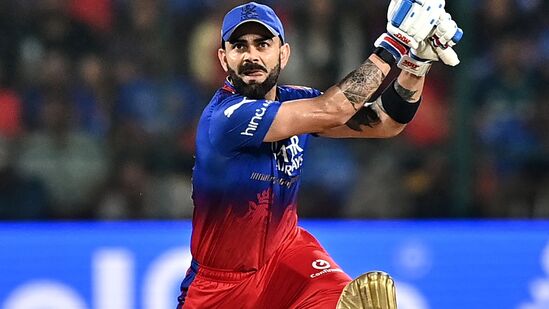 Virat Kohli Records: ఐపీఎల్ 2024 తొలి మ్యాచ్ లో రెండు రికార్డులు క్రియేట్ చేసిన విరాట్.. రెండో మ్యాచ్ లోనూ మరో రెండు రికార్డులను సొంతం చేసుకున్నాడు. టీ20 క్రికెట్ లో వంద 50 ప్లస్ స్కోర్లు సాధించిన తొలి ఇండియన్ బ్యాటర్ కోహ్లియే. పంజాబ్ కింగ్స్ తో మ్యాచ్ లో కోహ్లి 33 బంతుల్లోనే హాఫ్ సెంచరీ చేసిన విషయం తెలిసిందే. ఇప్పటి వరకూ టీ20 క్రికెట్ లో కోహ్లి 92 హాఫ్ సెంచరీలు, 8 సెంచరీలు చేశాడు.