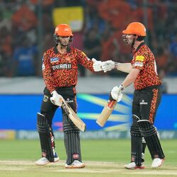 <p>IPL Top 5 Scores: ముంబై ఇండియన్స్ తో మ్యాచ్ లో సన్ రైజర్స్ హైదరాబాద్ 20 ఓవర్లలో 3 వికెట్లకు ఏకంగా 277 రన్స్ చేసింది. 16 ఏళ్ల లీగ్ చరిత్రలో ఇదే ఒక ఇన్నింగ్స్ లో అత్యధిక స్కోరు కావడం విశేషం. సన్ రైజర్స్ ఇన్నింగ్స్ లో ట్రావిస్ హెడ్, అభిషేక్ శర్మ, హెన్రిచ్ క్లాసెన్ మెరుపు హాఫ్ సెంచరీలు చేశారు.</p>