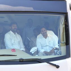 <p>ఇడుపులపాయ వైఎస్సార్ ఘాట్ నుంచి ప్రారంభమైన వైఎస్ జగన్ రోడ్ షో</p>