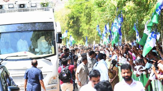 కడప పార్లమెంట్ పరిధిలో సీఎం జగన్ బస్సు యాత్ర కొనసాగుతోంది. ఇవాళ సాయంత్రం ప్రొద్దుటూరు బహిరంగ సభలో జగన్ పాల్గొంటారు.&nbsp;