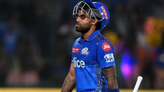 ఐపీఎల్ 2024 సీజన్‍లో ముంబై ఇండియన్స్ జట్టు తొలి రెండు మ్యాచ్‍ల్లో ఓడింది. రోహిత్ శర్మను కెప్టెన్సీ నుంచి తొలగించి.. ఈ సీజన్‍లో హార్దిక్ పాండ్యాను కెప్టెన్‍ను చేయడంపైనా రచ్చ సాగుతోంది. కాగా, భారత స్టార్ బ్యాటర్ సూర్యకుమార్ యాదవ్.. గాయం వల్ల అందుబాటులో లేకపోవడం కూడా ఆ జట్టుకు ప్రతికూలంగా ఉంది.&nbsp;