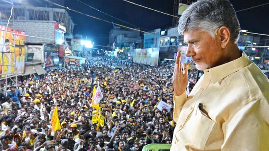 ప్రజలకు అభివాదం చేస్తున్న టీడీపీ అధినేత చంద్ర బాబు