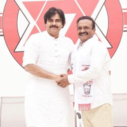 <p>మచిలీపట్నం లోక్ సభ స్థానానికి అభ్యర్థిగా వల్లభనేని బాలశౌరిని(Vallabhaneni Balashowry) జనసేన ఖరారు చేసింది. జనసేన అధినేత పవన్ కల్యాణ్ (Pawan Kalyan)ఈ మేరకు నిర్ణయం తీసుకున్నారు. టీడీపీ, బీజేపీలతో పొత్తులో భాగంగా జనసేన పార్టీ 21 అసెంబ్లీ, 2 లోక్ సభ స్థానాలకు పోటీ చేస్తున్న సంగతి తెలిసిందే. ఇంకా అవనిగడ్డ, పాలకొండ స్థానాలకు అభ్యర్థులను ఖరారు చేయాల్సి ఉంది.&nbsp;</p>
