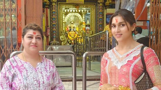మాలా శ్రీ తరచూ కుటుంబ సమేతంగా దేవాలయాలను సందర్శిస్తుంటారు. కూతురుతో కలిసి మాలాశ్రీ తన ఇష్టదైవాన్ని దర్శించుకుంది.