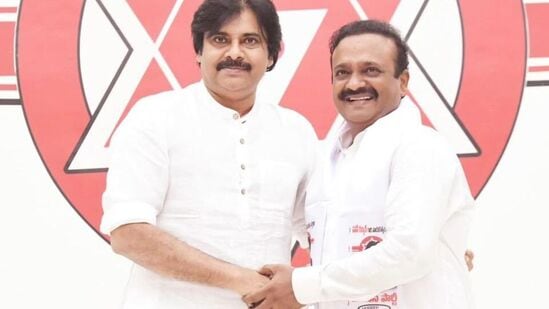 మచిలీపట్నం లోక్ సభ స్థానానికి అభ్యర్థిగా వల్లభనేని బాలశౌరిని(Vallabhaneni Balashowry) జనసేన ఖరారు చేసింది. జనసేన అధినేత పవన్ కల్యాణ్ (Pawan Kalyan)ఈ మేరకు నిర్ణయం తీసుకున్నారు. టీడీపీ, బీజేపీలతో పొత్తులో భాగంగా జనసేన పార్టీ 21 అసెంబ్లీ, 2 లోక్ సభ స్థానాలకు పోటీ చేస్తున్న సంగతి తెలిసిందే. ఇంకా అవనిగడ్డ, పాలకొండ స్థానాలకు అభ్యర్థులను ఖరారు చేయాల్సి ఉంది.&nbsp;