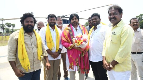 పవన్ కల్యాణ్ దొంతమూరు గ్రామంలోని పిఠాపురం టీడీపీ ఇన్ ఛార్జ్, మాజీ ఎమ్మెల్యే వర్మ నివాసానికి వెళ్లి ఆయనతో మర్యాదపూర్వకంగా భేటీ కానున్నారు.&nbsp;