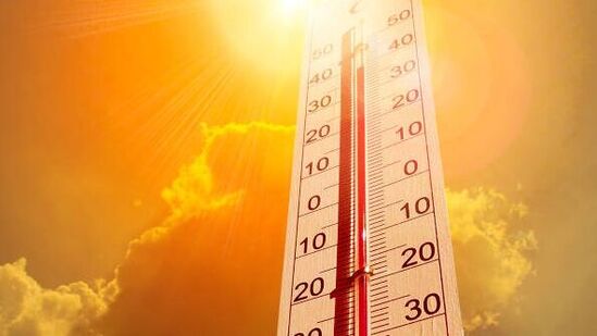 ఏపీ, తెలంగాణ రాష్ట్రాల్లో పగటి ఉష్ణోగ్రతల్లో గత రెండు మూడు రోజులుగా పెరుగుదల నమోదవుతోంది. ఏపీ, తెలంగాణ రాష్ట్రాల్లో పగటి ఉష్ణోగ్రతల్లో గత రెండు మూడు రోజులుగా పెరుగుదల నమోదవుతోంది. 