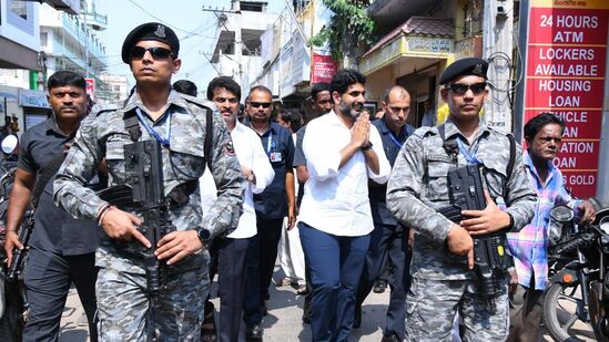 నారా లోకేశ్‌కు Z కేటగిరీ భద్రత కల్పిస్తూ కేంద్ర ప్రభుత్వం ఉత్తర్వులను ఇచ్చింది. కేంద్ర నిఘావర్గాలకు వచ్చిన నివేదిక ప్రకారం లోకేశ్‌కు భద్రత పెంచాలని నిర్ణయించటంతో… తాజా ఉత్తర్వులు జారీ అయ్యాయి.