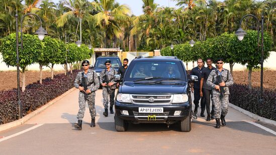 లోకేశ్‌కు రక్షణగా &nbsp;CRPF బలగాలు రంగంలోకి దిగాయి. ఇందుకు సంబంధించిన ఫొటోలు కూడా సామాజిక మాధ్యామాల్లో దర్శనమిస్తున్నాయి.