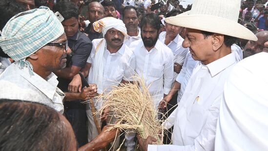 రైతులు ధైర్యంగా ఉండాలని పోరాడి మన నీళ్లను మనం సాధించుకుందామని.. 24 గంటల కరెంటును(24 hrs Power) &nbsp;సాధించుకుందామని కేసీఆర్ అన్నారు. రైతు రుణమాఫీని, రైతు బంధు(Rythu Bandhu) పోరాడి సాధించుకుందామని భరోసా ఇచ్చారు.&nbsp;