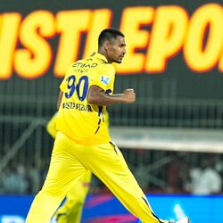 <p>IPL 2024 Orange Cap Purple Cap: ఐపీఎల్ 2024లో అత్యధిక వికెట్లు తీసుకునే వారికి ఇచ్చే పర్పుల్ క్యాప్ జాబితాలో చెన్నై సూపర్ కింగ్స్ బౌలర్ ముస్తఫిజుర్ రెహమాన్ టాప్ లోకి దూసుకెళ్లాడు. ఢిల్లీ క్యాపిటల్స్ పై ఓ వికెట్ తీసుకున్న ముస్తఫిజుర్ కు పర్పుల్ క్యాప్ దక్కింది. అతడు 3 మ్యాచ్ లలో 7 వికెట్లు తీసుకున్నాడు.</p>