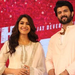 <p>రౌడీ హీరో విజయ్ దేవరకొండ, మృణాల్ ఠాకూర్ హీరోహీరోయిన్లుగా నటించిన ఫ్యామిలీ స్టార్ సినిమా ఏప్రిల్ 5వ తేదీన థియేటర్లలో రిలీజ్ కానుంది. ప్రమోషన్లలో భాగంగా ప్రీ-రిలీజ్ ప్రెస్‍మీట్‍ను మూవీ టీమ్ నేడు (ఏప్రిల్ 1) నిర్వహించింది. ఈ ఈవెంట్‍కు సంప్రదాయ దుస్తులు ధరించి వచ్చారు విజయ్, మృణాల్.&nbsp;</p>