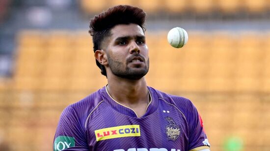 IPL 2024 Orange Cap Purple Cap: కోల్‌కతా నైట్ రైడర్స్ బౌలర్ హర్షిత్ రాణా మూడో స్థానంలో ఉన్నాడు. అతడు 2 మ్యాచ్ లలో 5 వికెట్లు తీసుకున్నాడు. అటు ఢిల్లీ క్యాపిటల్స్ కు చెందిన ఖలీల్ అహ్మద్ కూడా 3 మ్యాచ్ లలో 5 వికెట్లు తీశాడు.