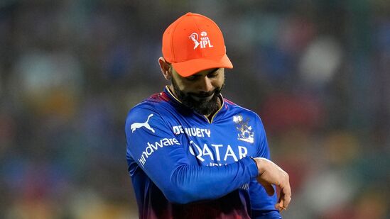 IPL 2024 Orange Cap Purple Cap: ఆరెంజ్ క్యాప్ విషయానికి వస్తే ప్రస్తుతం అత్యధిక పరుగులు చేసిన జాబితాలో విరాట్ కోహ్లి టాప్ లో ఉన్నాడు. కోహ్లి 3 మ్యాచ్ లలో 2 హాఫ్ సెంచరీలు సహా మొత్తం 181 రన్స్ చేశాడు. క్లాసెన్ రెండో స్థానంలో ఉన్నాడు.