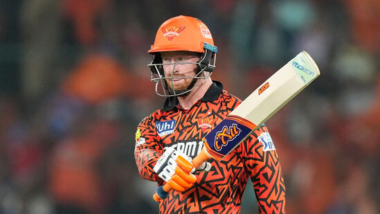 IPL 2024 Orange Cap Purple Cap: సన్ రైజర్స్ హైదరాబాద్ ప్లేయర్ హెన్రిచ్ క్లాసెన్ ఆరెంజ్ క్యాప్ లిస్టులో రెండో స్థానంలో ఉన్నాడు. అతడు 3 మ్యాచ్ లలో 167 రన్స్ చేశాడు. గుజరాత్ టైటన్స్ తో మ్యాచ్ లో అతడు 24 పరుగులకే ఔట్ అవడంతో కోహ్లిని మించలేకపోయాడు.