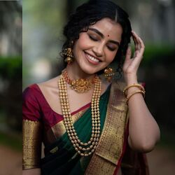 <p>స్టార్ హీరోయిన్ అనుపమ పరమేశ్వరన్ సంప్రదాయ లుక్‍లో మెప్పించారు. పట్టుచీర ధరించి అందంతో అదరగొట్టారు.&nbsp;</p>