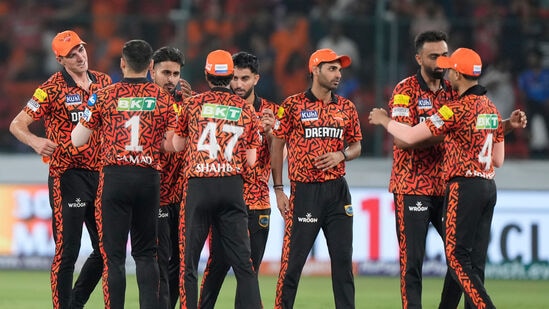 IPL 2024 Points Table: ఆడిన మూడు మ్యాచ్ లలో రెండు ఓడిన సన్ రైజర్స్ హైదరాబాద్ టీమ్ 2 పాయింట్లు, 0.204 నెట్ రన్ రేట్ తో ఐదో స్థానంలో ఉంది. ప్యాట్ కమిన్స్ టీమ్ నైట్ రైడర్స్, గుజరాత్ టైటన్స్ చేతుల్లో ఓడిపోగా.. ముంబై ఇండియన్స్ పై గెలిచింది.