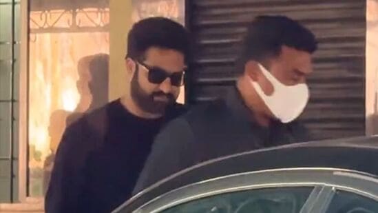 Jr NTR New Car: ఆర్‌టీవో ఆఫీస్‍కు వెళ్లిన ఎన్టీఆర్: కొత్తగా ఏ కారు తీసుకున్నారంటే.. (Photo: X)