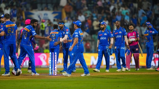 IPL 2024 Points Table: ముంబై ఇండియన్స్ టీమ్ హ్యాట్రిక్ ఓటములతో పదో స్థానానికి పడిపోయింది. ఈ సీజన్లో అసలు గెలుపు రుచి ఎరగని టీమ్ ఇదొక్కటే. రాజస్థాన్ రాయల్స్ చేతుల్లో ఓటమి తర్వాత ముంబై -1.423 నెట్ రన్ రేట్ తో చివరి స్థానంలో ఉంది. ఆ టీమ్ సన్ రైజర్స్, గుజరాత్ టైటన్స్, రాజస్థాన్ రాయల్స్ చేతుల్లో ఓడిపోయింది.