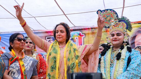 ప్రముఖ నటి, బీజేపీ నాయకురాలు హేమమాలిని ఉత్తర ప్రదేశ్ లోని మథుర లోక్ సభ స్థానం నుంచి బీజేపీ తరఫున వరుసగా మూడోసారి పోటీ చేయడానికి సిద్ధమవుతున్నారు.