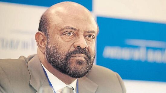 హెచ్సీఎల్ టెక్నాలజీస్ అధినేత శివ్ నాడార్ 36.9 బిలియన్ డాలర్లతో మూడో స్థానంలో నిలిచారు.