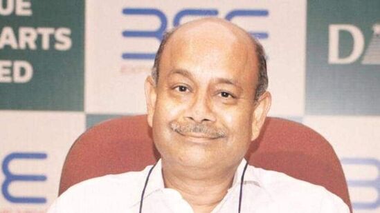 డీ మార్ట్ స్టోర్స్ యాజమాన్య సంస్థ అవెన్యూ సూపర్ మార్ట్స్ ను స్థాపించిన రాధాకిషన్ దమానీ 17.6 బిలియన్ డాలర్లతో తొమ్మిదో స్థానంలో ఉన్నారు.&nbsp;
