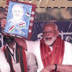 <p>లోక్ సభ ఎన్నికల నేపథ్యంలో కూచ్ బెహార్ లో జరిగిన బహిరంగ సభలో ప్రధాని నరేంద్ర మోదీ తన అభిమాని చిత్రించిన చిత్రపటాన్ని చూపిస్తున్న దృశ్యం</p>