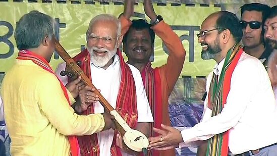 కూచ్ బెహార్ లో జరిగిన బహిరంగ సభలో ప్రధాని నరేంద్ర మోదీని సన్మానించారు.