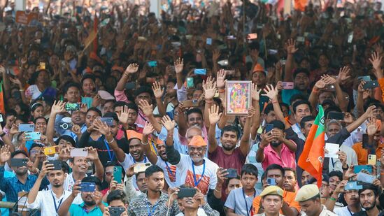 ప్రధాని మోదీ పాల్గొంటున్న సభకు భారీగా హాజరైన కూచ్ బెహార్ ప్రజలు.