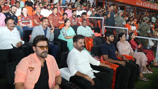 ప్రముఖ సినీ నటులు చిరంజీవి, వెంకటేశ్, బ్రహ్మానందం మ్యాచ్ ను వీక్షించారు.&nbsp;