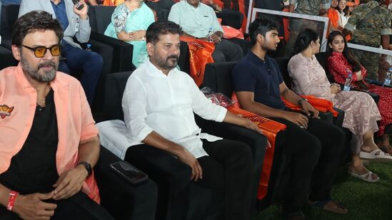 సీఎం రేవంత్ రెడ్డి పక్కనే కూర్చొని… హీరో వెంకటేస్ ఈ మ్యాచ్ ను వీక్షించారు.&nbsp;