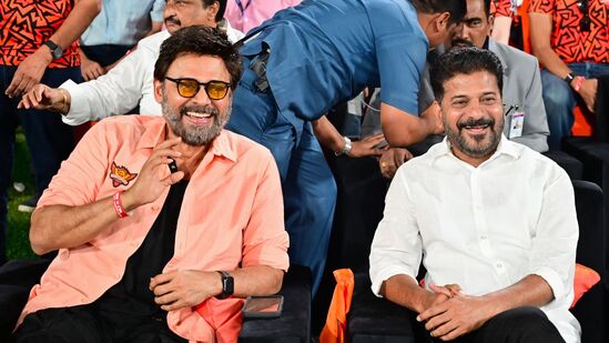 &nbsp;రేవంత్ రెడ్డిని చూసిన పలువురు క్రికెట్ అభిమానులు సీఎం.. సీఎం అంటూ కేరింతలు కొట్టారు.