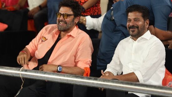 ఉప్పల్ స్టేడియంకు కుటుంబసభ్యులతో కలిసి వచ్చారు తెలంగాణ సీఎం రేవంత్ రెడ్డి. శుక్రవారం రాత్రి 7.30 గంటలకు ప్రారంభమైన IPL మ్యాచ్‌ను వీక్షించారు.