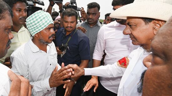 ఈ సందర్భంగా పొలాలకు నీటి సమస్యలపై వివరాలను అడిగి తెలుసుకున్నారు కేసీఆర్. పలువురు రైతులు కేసిఆర్ ముందు సమస్యలు ఏకరువు పెట్టారు. సాగునీటికి తీవ్ర ఇబ్బందవుతుందని తెలిపారు.&nbsp;