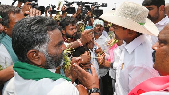 ఈ సందర్భంగా ఎండిపోయిన పైరును కేసీఆర్ చూపించారు స్థానిక రైతులు. గతేడాది నీటి కొరత లేదని… ఈసారి నీళ్లు లేక పంటలు ఎండిపోయాయని వాపోయారు.