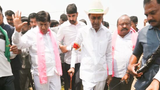 ఈ సందర్భంగా స్పందించిన కేసీఆర్‌… రైతులకు బీఆర్‌ఎస్‌ అన్ని విధాలా అండగా ఉంటుందన్నారు. రైతులు ధైర్యంగా ఉండి పోరాటం చేయాలన్నారు.&nbsp;