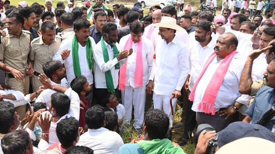 &nbsp;రైతులకు బీఆర్‌ఎస్‌ మద్దతు ఉంటుందని చెప్పారు కేసీఆర్., ఎమ్మెల్యేలు గంగుల కమలాకర్, పాడి కౌశిక్ రెడ్డి, మాజీ ఎంపీ వినోద్ కుమార్ తో పాటు స్థానిక నేతలు కేసీఆర్ వెంట ఉన్నారు. ఇవాళ సాయంత్రం కేసీఆర్ మీడియాతో మాట్లాడనున్నారు.