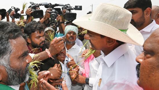 ఉదయమే ఎర్రవెల్లి నుంచి బయల్దేరిన కేసీఆర్… కరీంనగర్ చేరుకున్నారు. కరీంనగర్‌ జిల్లా రూరల్‌ మండలం ముగ్ధుంపూర్‌లో ఎండిపోయిన పంటలను &nbsp;పరిశీలించారు.&nbsp;