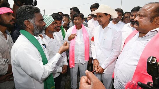 ఇవాళ ఉమ్మడి కరీంనగర్ జిల్లాలో పర్యటించారు బీఆర్ఎస్ అధినేత కేసీఆర్. పొలంబాట కార్యక్రమంలో భాగంగా… ఎండిపోయిన పంటలను పరిశీలించారు.