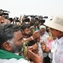 <p>ఈ సందర్భంగా ఎండిపోయిన పైరును కేసీఆర్ చూపించారు స్థానిక రైతులు. గతేడాది నీటి కొరత లేదని… ఈసారి నీళ్లు లేక పంటలు ఎండిపోయాయని వాపోయారు.</p>