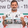 కాంగ్రెస్ ఎన్నికల మేనిఫెస్టోతో కాంగ్రెస్ నేత రాహుల్ గాంధీ కాంగ్రెస్ ఎన్నికల మేనిఫెస్టోతో కాంగ్రెస్ నేత రాహుల్ గాంధీ