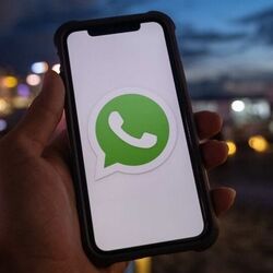 <p><strong>Data and Storage Usage: </strong>డేటా, స్టోరేజ్ వినియోగాన్ని పర్యవేక్షించుకోవచ్చు. వాట్సాప్ స్టోరేజ్, డేటా సెట్టింగ్ లను యాక్సెస్ చేయడం ద్వారా మీ డేటా వినియోగం గురించి తెలుసుకోవచ్చు. తద్వారా స్టోరేజీని సమర్థవంతంగా నిర్వహించే అవకాశం ఉంటుంది. అలాగే, మీడియా ఆటో-డౌన్ లోడ్ సెట్టింగ్ లను మార్చుకోవచ్చు. మీడియా అప్ లోడ్ నాణ్యతను ఎంచుకోవచ్చు,</p>